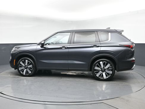 Used 2025 Mitsubishi Outlander AWD image 4