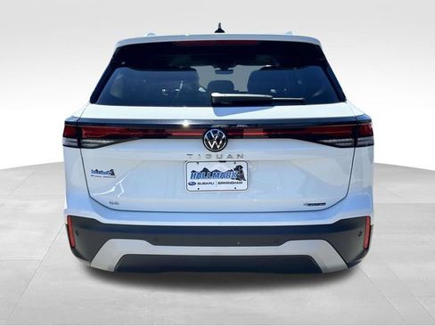 Used 2025 Volkswagen Tiguan SE w/ Panoramic Sunroof Package AWD/4WD image 3