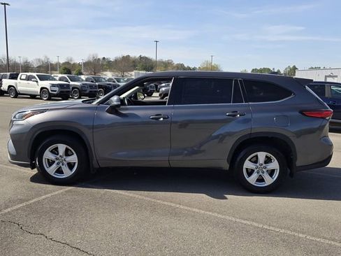 Used 2021 Toyota Highlander LE image 2