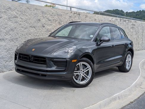 Certified 2025 Porsche Macan image 1