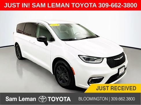 Used 2024 Chrysler Pacifica Touring-L FWD image 1