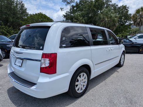 Used 2015 Chrysler Town & Country Touring FWD image 4