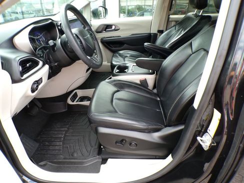 Used 2023 Chrysler Pacifica Touring-L FWD image 13