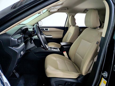 Used 2022 Ford Explorer XLT image 9