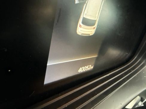 Used 2023 Hyundai Venue SEL FWD image 2