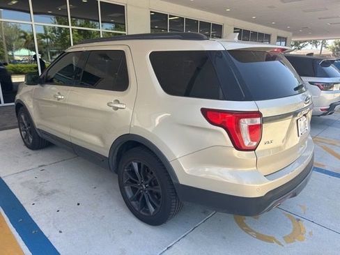 Used 2017 Ford Explorer XLT w/ Equipment Group 202A FWD image 5