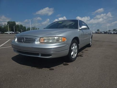 Used 2002 Buick Regal LS w/ LS Premium Pkg FWD image 2