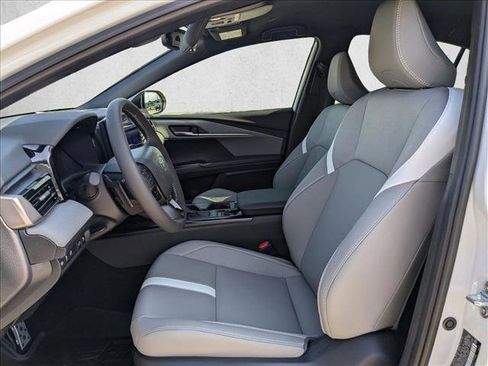 Used 2025 Toyota Camry SE image 12