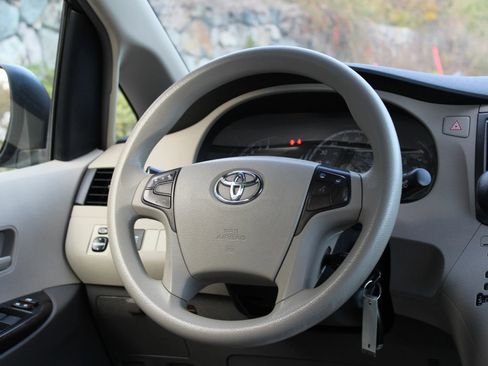 Used 2011 Toyota Sienna LE image 19