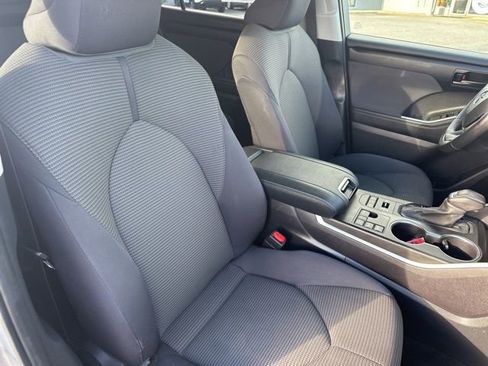 Used 2024 Toyota Highlander LE image 22