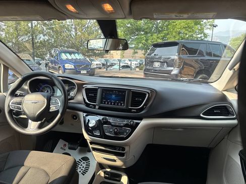 Used 2020 Chrysler Voyager L FWD image 29