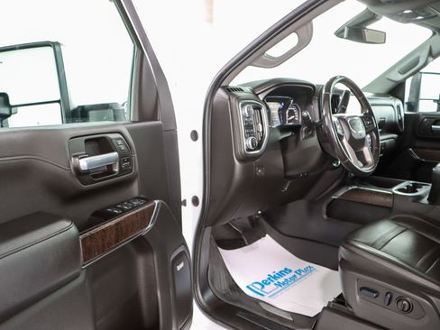 Used 2022 GMC Sierra 3500 Denali image 3