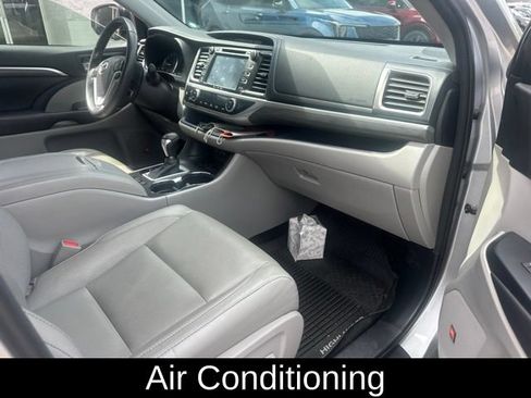 Used 2017 Toyota Highlander Limited FWD image 8