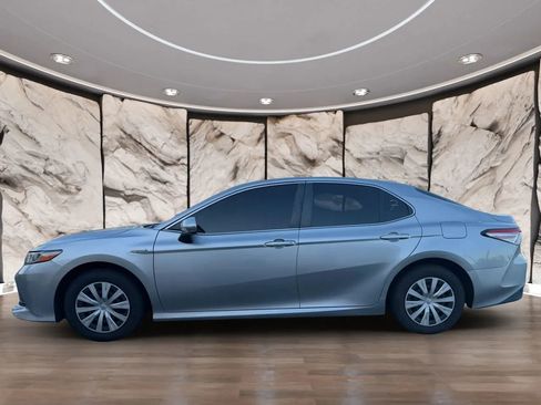 Used 2019 Toyota Camry LE image 5