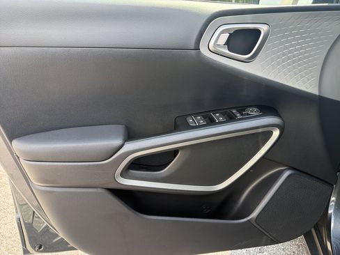 Used 2025 Kia Soul LX w/ LX Technology Package FWD image 23