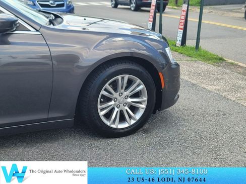 Used 2017 Chrysler 300 Limited RWD image 15