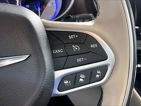 Used 2017 Chrysler Pacifica Limited w/ UConnect Theater Package FWD image 19
