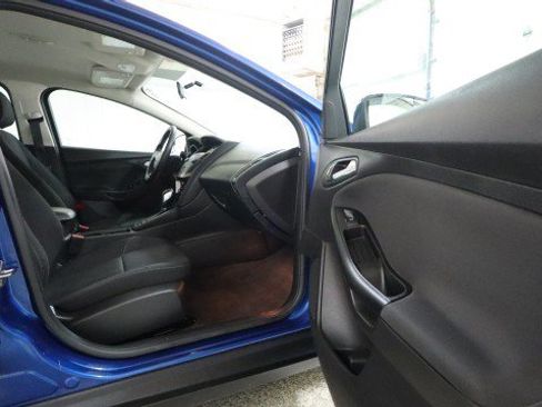 Used 2018 Ford Focus SE w/ SE Appearance Package FWD image 10