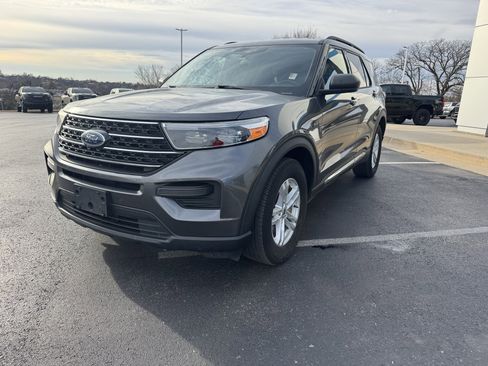 Used 2020 Ford Explorer XLT w/ Comfort Package image 2