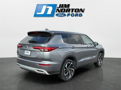 Used 2024 Mitsubishi Outlander SE image 3