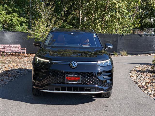 Used 2025 Volkswagen Tiguan SEL R-Line AWD/4WD image 9