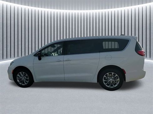 New 2026 Chrysler Pacifica Limited w/ Uconnect Theater Family Group image 13