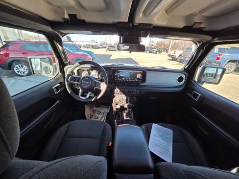 Used 2024 Jeep Wrangler Sahara image 10