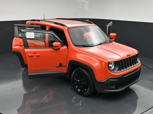 Used 2018 Jeep Renegade Altitude w/ Cold Weather Group FWD image 36