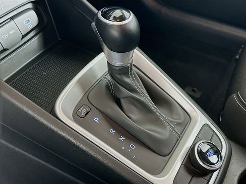 Used 2025 Hyundai Venue SEL FWD image 24