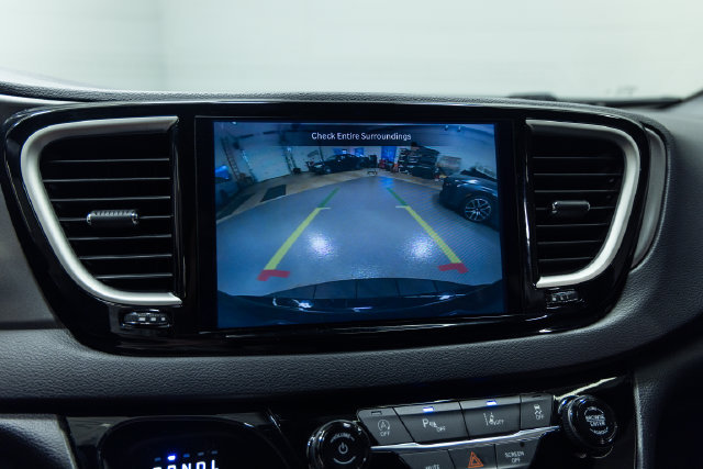 Used 2025 Chrysler Pacifica Select FWD image 17