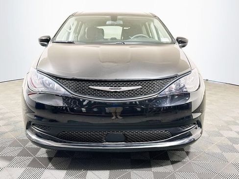 Used 2022 Chrysler Voyager LX FWD image 3
