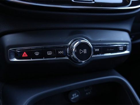 Used 2021 Volvo XC40 T5 R-Design image 15