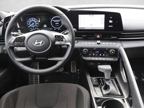 Certified 2025 Hyundai Elantra SEL FWD image 23