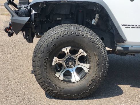Used 2017 Jeep Wrangler Unlimited Rubicon w/ Connectivity Group AWD/4WD image 8