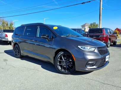 Used 2023 Chrysler Pacifica Limited w/ Uconnect Theater Family Group