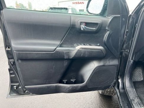 Used 2020 Toyota Tacoma TRD Off-Road image 11