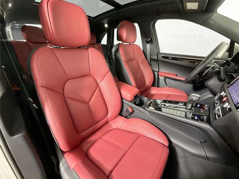 Certified 2026 Porsche Macan AWD/4WD image 28