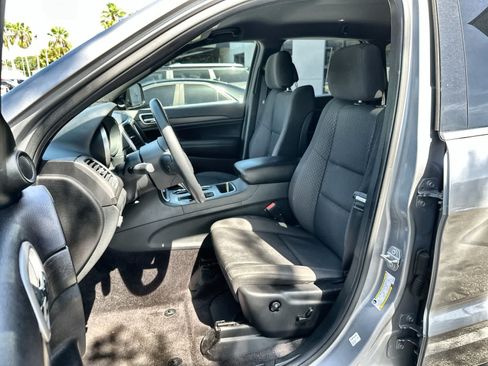 Used 2018 Jeep Grand Cherokee Laredo AWD/4WD image 3