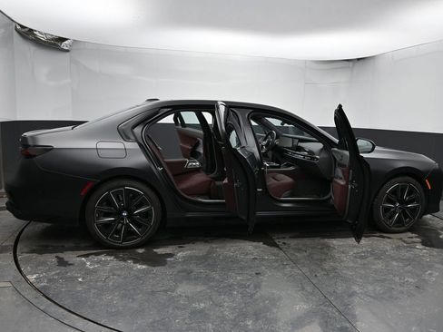 Used 2023 BMW 760i xDrive image 15