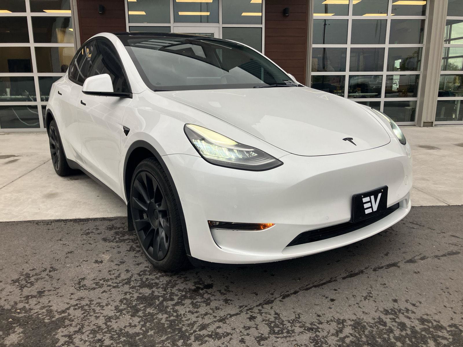 Used 2022 Tesla Model Y Long Range AWD/4WD image 2