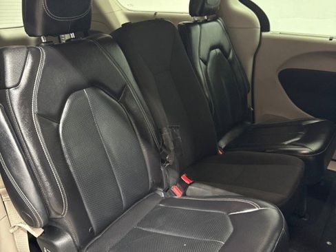 Used 2022 Chrysler Pacifica Touring-L image 35