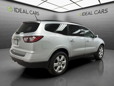 Used 2017 Chevrolet Traverse LT w/ Style and Technology Package FWD image 5