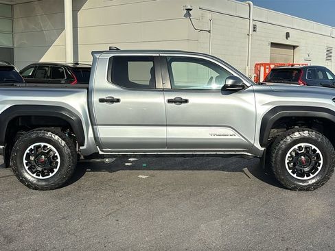 Used 2024 Toyota Tacoma TRD Off-Road AWD/4WD image 27