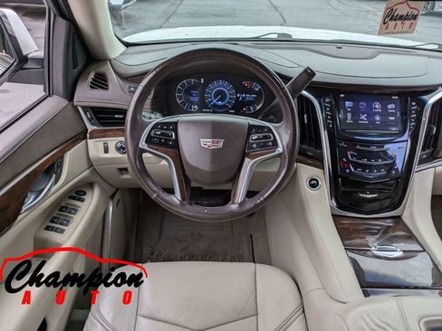Used 2017 Cadillac Escalade Premium Luxury RWD image 22
