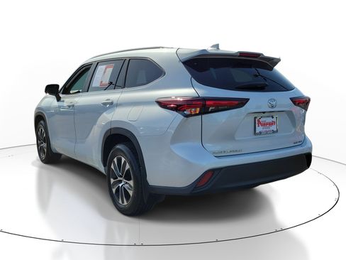 Used 2026 Toyota Highlander XLE AWD/4WD image 3