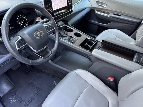 Certified 2024 Toyota Sienna XLE FWD image 9