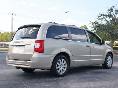 Used 2014 Chrysler Town & Country Touring FWD image 5