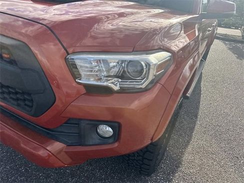 Used 2018 Toyota Tacoma TRD Sport image 10