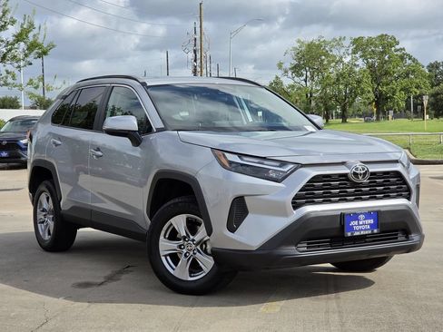 Used 2025 Toyota RAV4 XLE FWD image 2