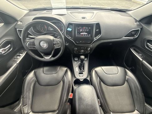 Used 2019 Jeep Cherokee Latitude Plus w/ Cold Weather Group AWD/4WD image 19